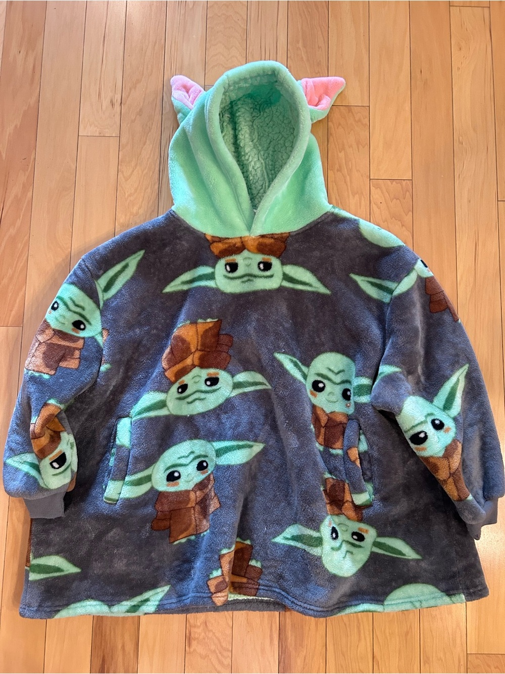 Star Wars Yoda Theme Soft, Cozy and Plush Hooded Jacket, One Size 4-10.